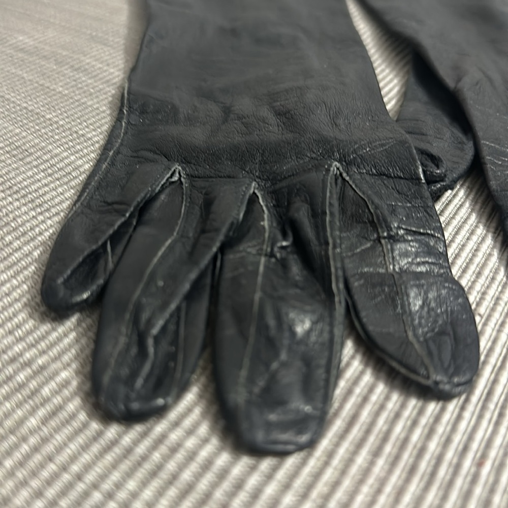 Long, black leather gloves - Picture 2 of 10
